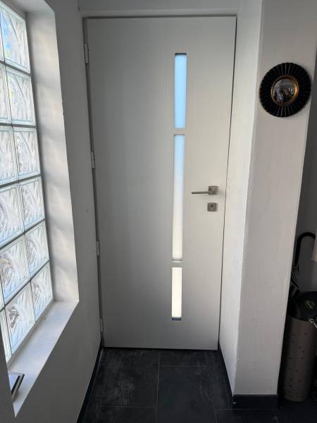 Porte d'entrée en aluminium grise k-line - intérieur Portes d'entrée en aluminium : porte d'entrée en aluminium grise k-line - intérieur. Wilco Yvelines 78