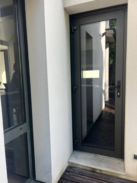 Portes d'entrée en aluminium : porte d'entrée aluminium noire k-line - extérieur. Wilco Yvelines 78