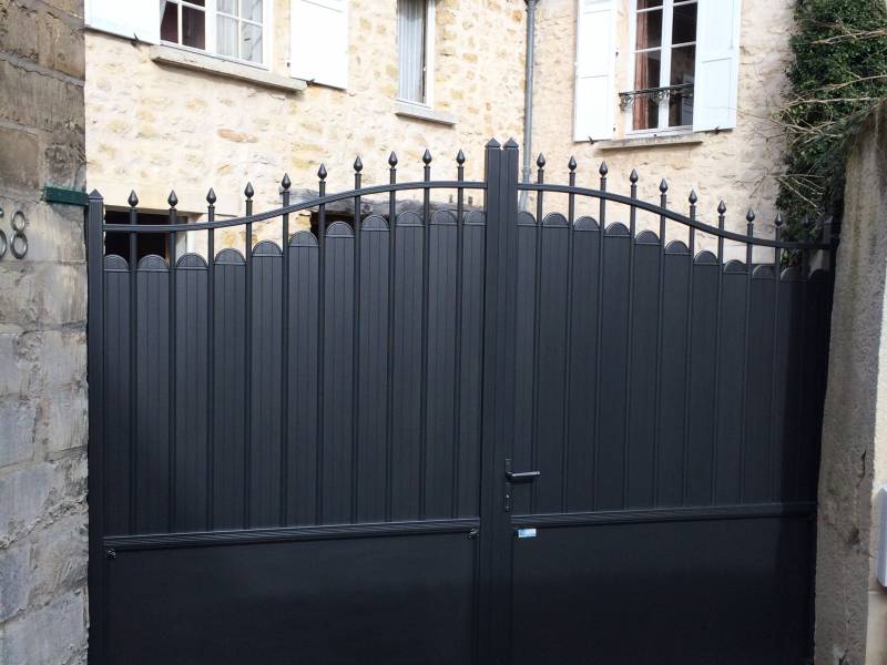 Portails et clotures alu : portail tradition alu sib coloris noir 9005 satiné, plein. Wilco Yvelines 78