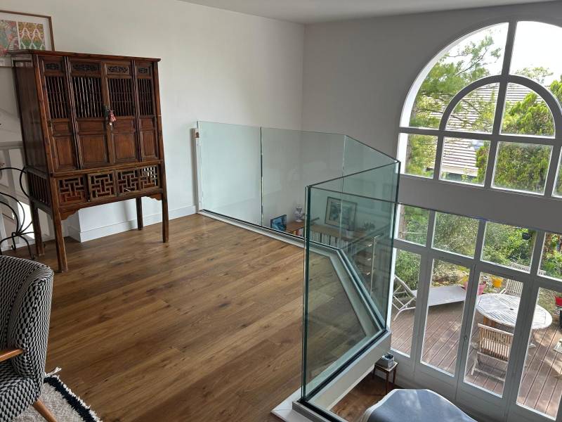 Garde-corps : garde-corps en verre sur mesure dans les yvelines - vue 02. Wilco Yvelines 78