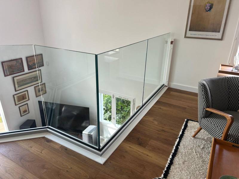 Garde-corps : garde-corps en verre sur mesure dans les yvelines - gros plan. Wilco Yvelines 78