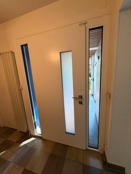 Porte d'entrée contemporaine k-line verneuil-sur-seine - intérieur Portes d'entrée en aluminium : porte d'entrée contemporaine k-line verneuil-sur-seine - intérieur. Wilco Yvelines 78