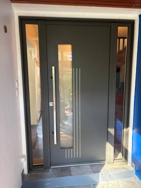 Portes d'entrée en aluminium : porte d'entrée contemporaine k-line verneuil-sur-seine - extérieur. Wilco Yvelines 78