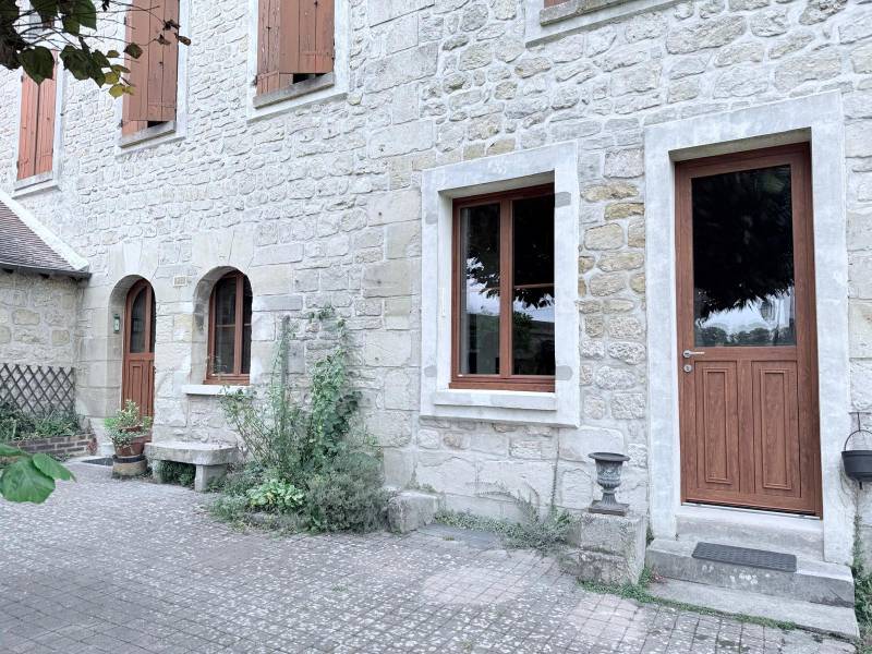Portes d'entrées en  bois : porte d'entrée et fenêtres en bois dans les yvelines - vue cours. Wilco Yvelines 78