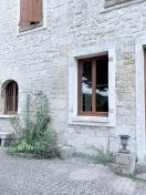 Portes d'entrées en  bois : porte d'entrée et fenêtres en bois dans les yvelines - vue cours. Wilco Yvelines 78