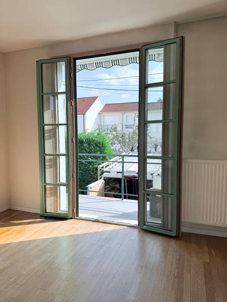 Fenêtres alu : porte fenêtre aluminium verte k-line yvelines - ouverte. Wilco Yvelines 78
