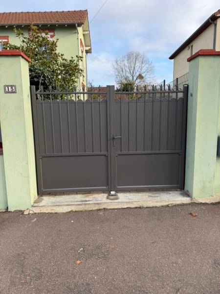 Portails et clotures alu : portail aluminium tradition molitor ral-2900 sablé les mureaux. Wilco Yvelines 78