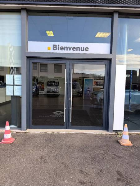 Porte grand trafic k-line garage renault jouy-le-moutier - extérieur Portes d'entrée en aluminium : porte grand trafic k-line garage renault jouy-le-moutier - extérieur. Wilco Yvelines 78
