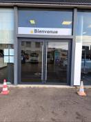 Portes d'entrée en aluminium : porte grand trafic k-line garage renault jouy-le-moutier - extérieur. Wilco Yvelines 78