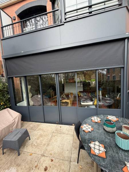 Stores fenêtres : store enrouleur box noir bandalux st germain - extérieur ouvert. Wilco Yvelines 78