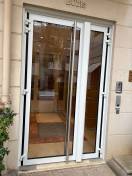Portes d'entrée en aluminium : porte grand trafic d'immeuble au vésinet - extérieur. Wilco Yvelines 78