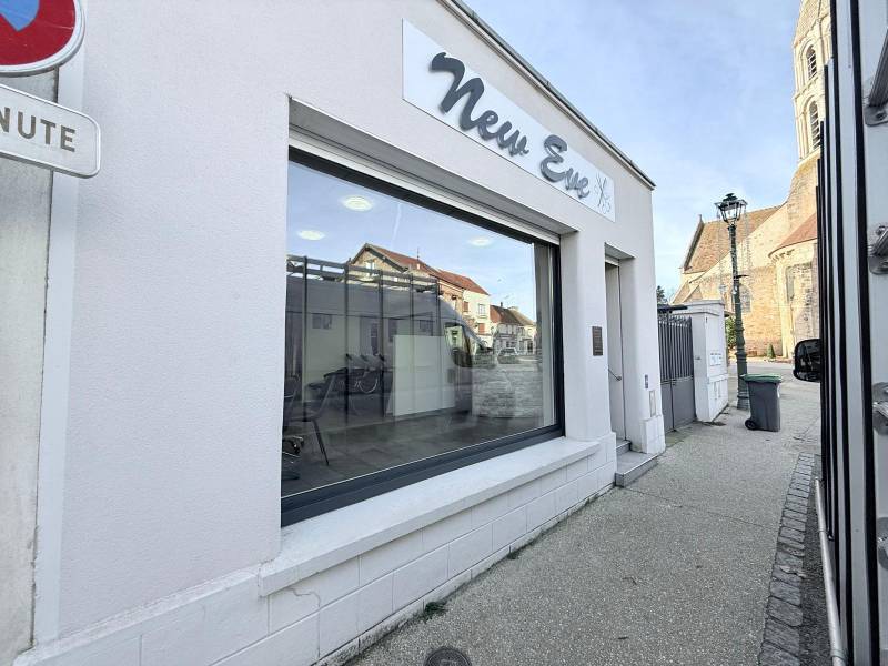 Fenêtres alu : fenêtre fixe pour salon de coiffure new eve à orgeval - extérieur. Wilco Yvelines 78