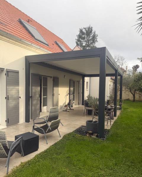 Pergolas design, pose murale ou libre : volets battants alu gris et pergola assorties à orgeval. Wilco Yvelines 78