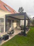 Pergolas design, pose murale ou libre : volets battants alu gris et pergola assorties à orgeval. Wilco Yvelines 78