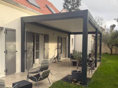Pergolas design, pose murale ou libre : volets battants alu gris et pergola assorties à orgeval. Wilco Yvelines 78